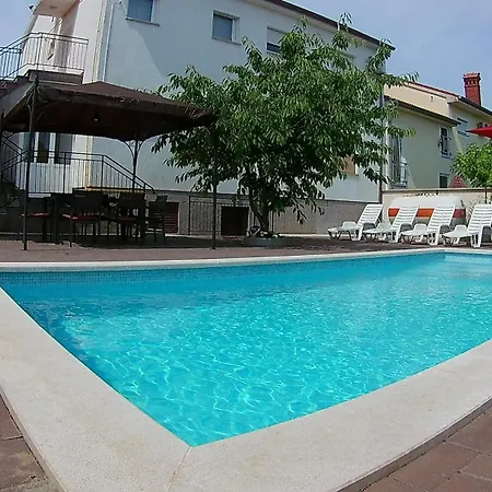Grosse In Mit Grossem Pool Pula