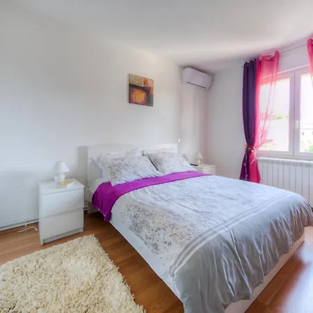 Grosse In Mit Grossem Pool Apartment *