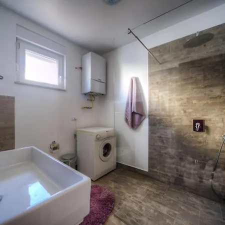 Grosse In Mit Grossem Pool Apartment