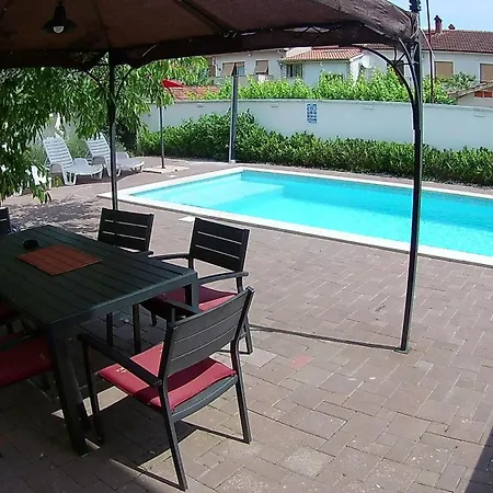 Grosse In Mit Grossem Pool Pula