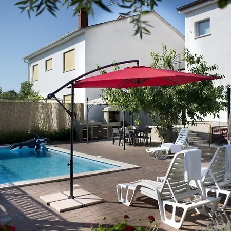 Grosse In Mit Grossem Pool Apartment Pula