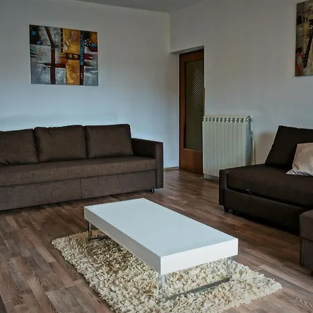 Grosse In Mit Grossem Pool Apartment Pula