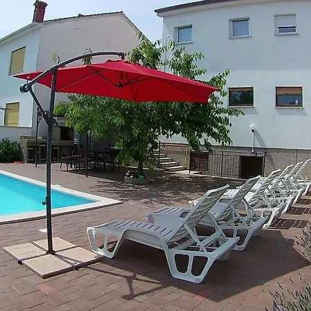 Grosse In Mit Grossem Pool Appartement Pula