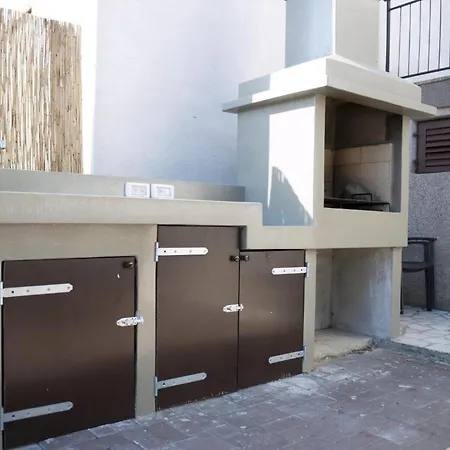 Grosse In Mit Grossem Pool Appartement Pula